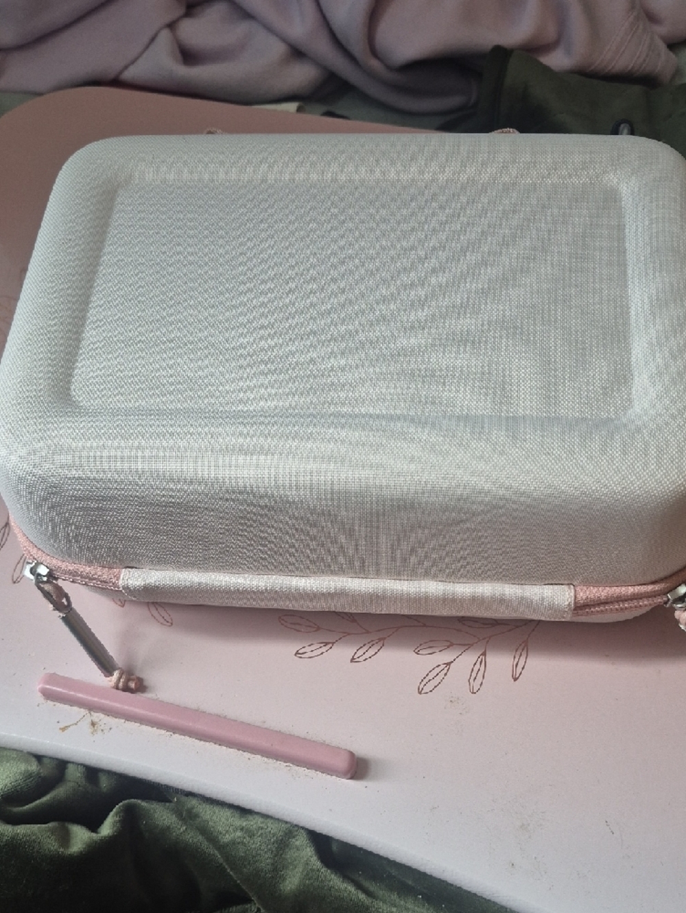 Stanley pale pink textured travel case - Picture 4 of 4